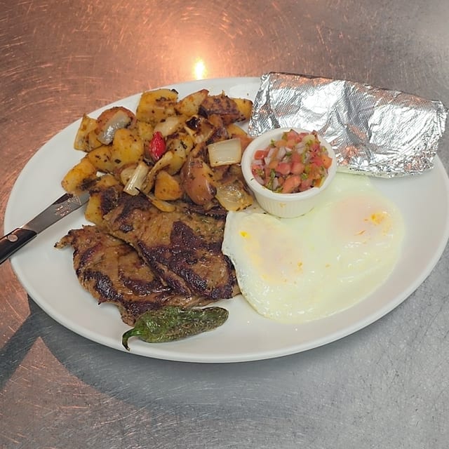 Carne Asado Con Huevos.